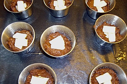 Schokoladentörtchen mit flüssiger weißer Schokolade 19