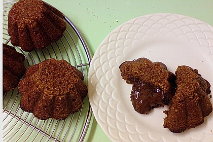 Schokoladentörtchen mit flüssiger weißer Schokolade 12