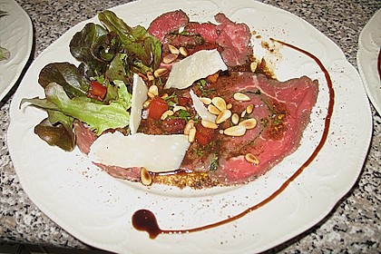 Carpaccio vom Rind mit B&auml;rlauch und Tomatenvinaigrette