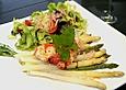 Zweierlei Spargel mit gebratenen Scampi an L&ouml;wenzahnsalat