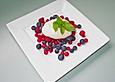 Bunte Beeren in Bananenschaum