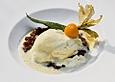 Vanilleeis mit s&uuml;&szlig;en roten Bohnen und gr&uuml;ner Teesauce