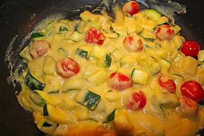 Penne mit Kichererbsencreme, Zucchini und Kirschtomaten