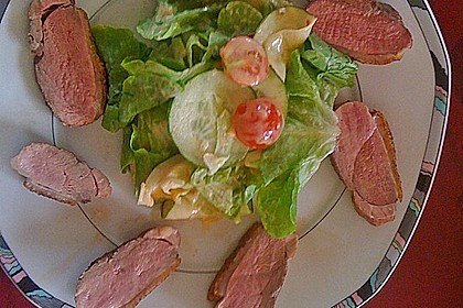 Entenbrust auf buntem Salat 7