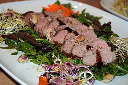 Entenbrust auf buntem Salat 15