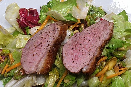 Entenbrust auf buntem Salat 16