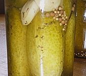 Eingemachte Gurken mit Knoblauchzehen (Bild)