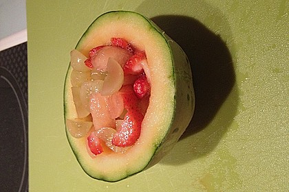 Melone, gef&uuml;llt mit Erdbeer - Melonen - Salat