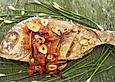 Brasse mit frittierten Chilis und Knoblauch