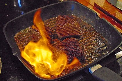 Straußensteak mit Pfeffersoße, mit Cognac flambiert 1