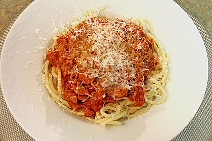 Makkaroni mit pikanter K&auml;sew&uuml;rstchen - Tomaten - Sauce
