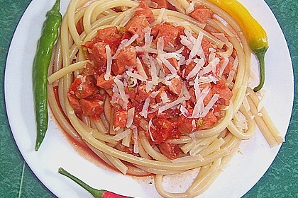 Makkaroni mit pikanter K&auml;sew&uuml;rstchen - Tomaten - Sauce 1