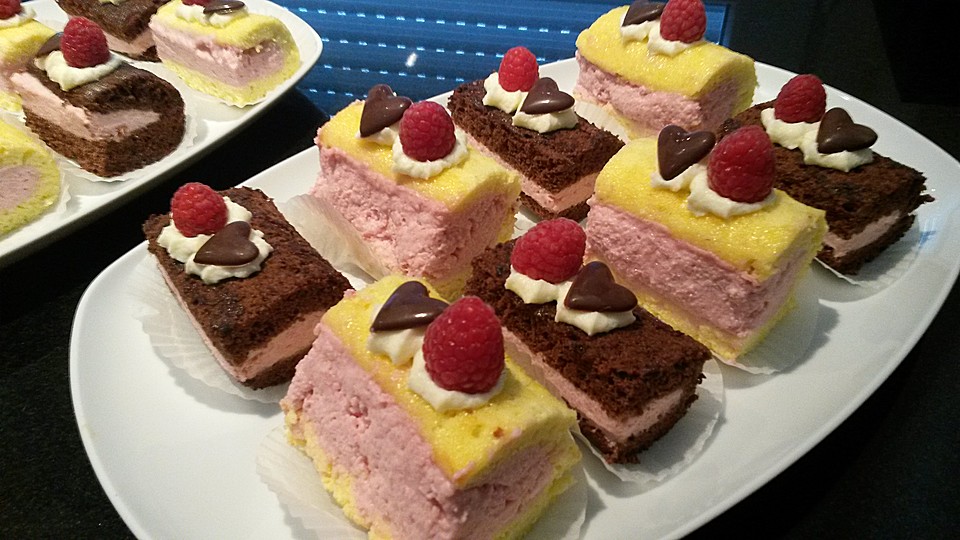 Mini - Biskuitrollen mit sahnigem Erdbeerpüree (Rezept mit Bild ...