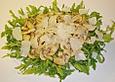 Warme Champignons auf einem Rucolabett mit Parmesan