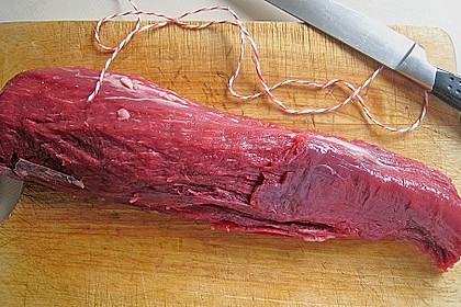Rinderfilet im Baconmantel an gr&uuml;nem Spargel und Schmortomaten