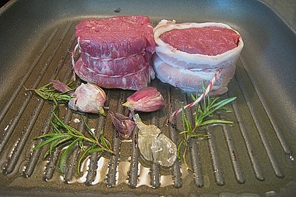 Rinderfilet im Baconmantel an gr&uuml;nem Spargel und Schmortomaten 1