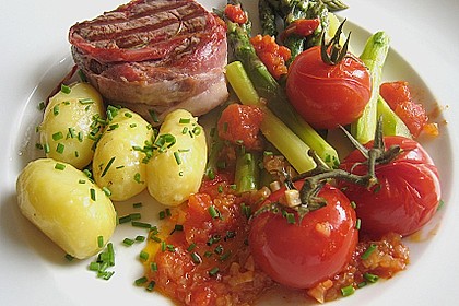 Rinderfilet im Baconmantel an gr&uuml;nem Spargel und Schmortomaten 2