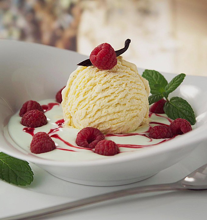 MÖVENPICK Eis Bourbon Vanille mit Grünteesüppchen und Himbeeren (Rezept ...