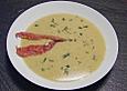 Apfelsuppe mit Thymian und knusprigem Prosciutto