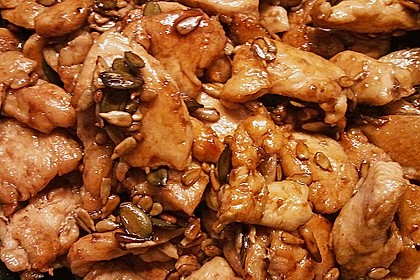 H&uuml;hnerbruststreifen mit Pinienkernen und Balsamico - Honigsauce