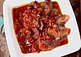 Rotweinzwiebeln mit Rindfleisch