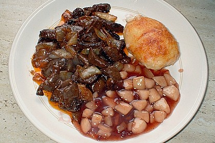 Zwiebelschmorfleisch mit B&uuml;ffelmozzarella - Kartoffeln an Birnenkompott