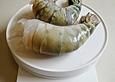 Riesengarnelen auf Graupengem&uuml;se und gr&uuml;nem Spargel