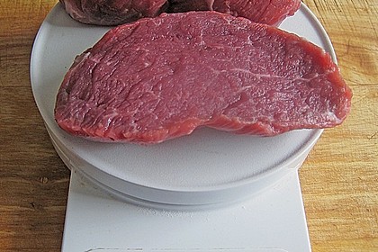 Filetsteak mit Erbsenp&uuml;ree, Brokkoli und Tomatensauce