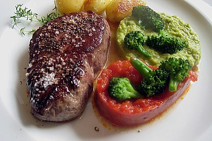 Filetsteak mit Erbsenp&uuml;ree, Brokkoli und Tomatensauce 5