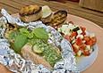 Marinierter Lachs an Ratatouillesalat mit Rucolapesto und Brot