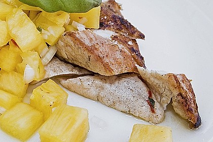 Mariniertes Gefl&uuml;gel mit Ananassalsa und Nudelsalat