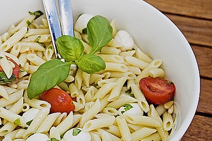 Mariniertes Gefl&uuml;gel mit Ananassalsa und Nudelsalat 1