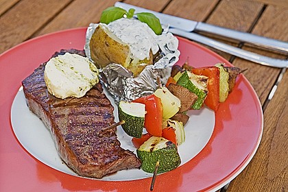 Mariniertes Steak mit Grillkartoffel und Gemüsespieß 2