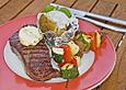 Mariniertes Steak mit Grillkartoffel und Gem&uuml;sespie&szlig;