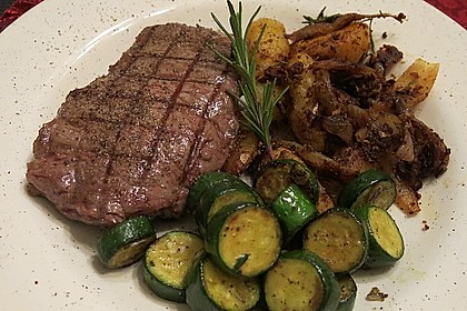 Mariniertes Steak mit Grillkartoffel und Gemüsespieß 7