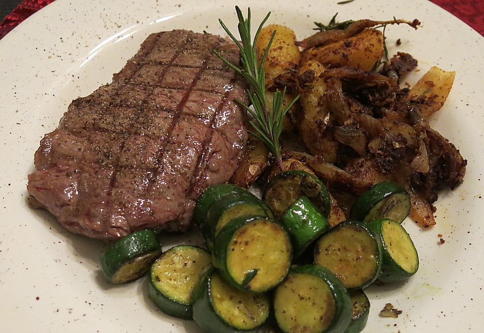 Mariniertes Steak mit Grillkartoffel und Gemüsespieß (Rezept mit Bild ...