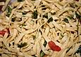 Scharfer Nudelsalat mit Tomaten