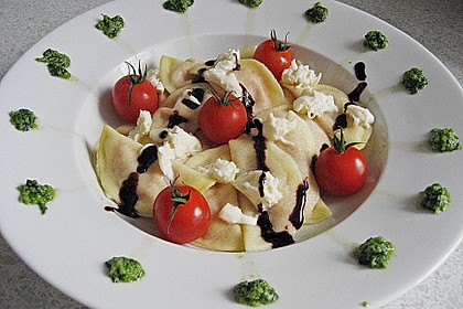 Ravioli mit Tomaten - Mozzarella F&uuml;llung, Basilikum-Pesto und Crema All&acute; Aceto Balsamico