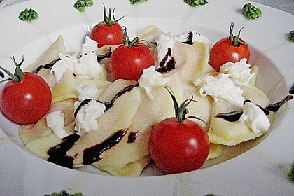Ravioli mit Tomaten - Mozzarella F&uuml;llung, Basilikum-Pesto und Crema All&acute; Aceto Balsamico 1