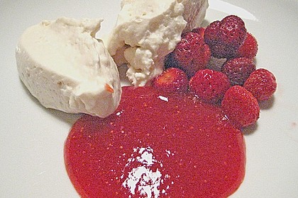 Ziegenk&auml;se - Mousse mit Erdbeeren