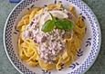 Tagliatelle Nudeln mit Thunfisch