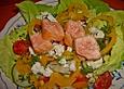 Bunter Salat mit Shrimps und gegrilltem Lachs
