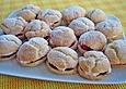 Windbeutel mit frischen Himbeeren