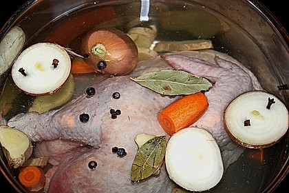 Hausgemachte H&uuml;hnerbr&uuml;he