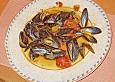 Miesmuscheln in rotem Sud