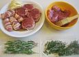 Schweinemedaillons im Baconmantel mit Schwarzwurzeln und Schmortomaten