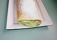 Biskuitroulade mit Erdbeeren und Basilikumcreme