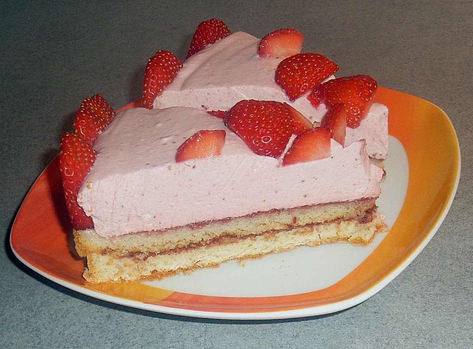 Biskuitrolle mit Erdbeer-Quark-Sahne Füllung (Rezept mit Bild ...