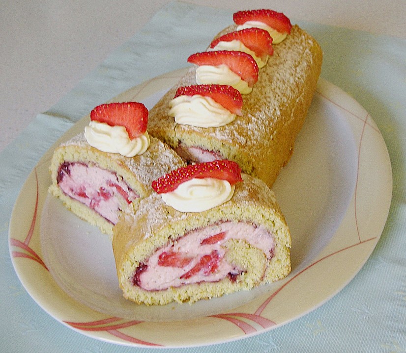 Biskuitrolle mit Erdbeer-Quark-Sahne Füllung (Rezept mit Bild ...