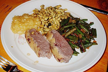 Hirschr&uuml;ckenfilet mit Birnen - Kartoffeln - Preiselbeer - Kruste